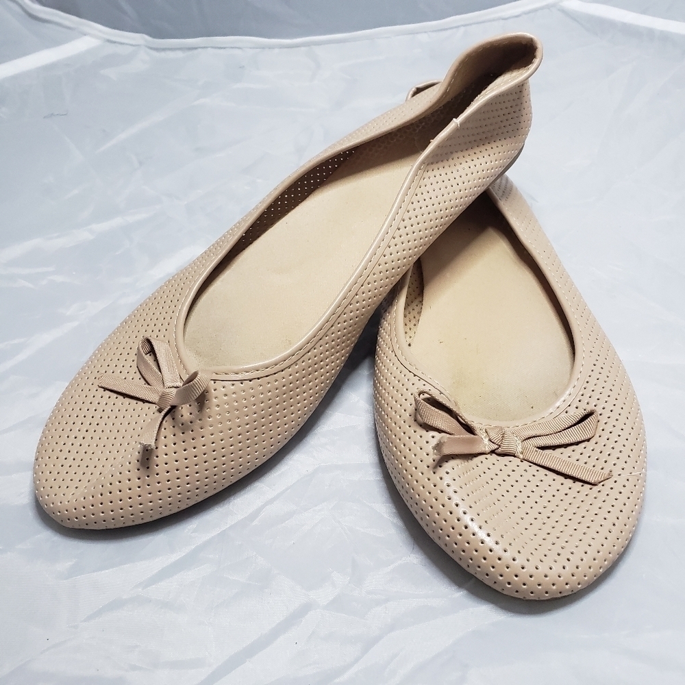 SO Tan Cream Lazer Cut Dots Circles Flats Slip On Shoes Bow Women's 9.5 Cute EUC